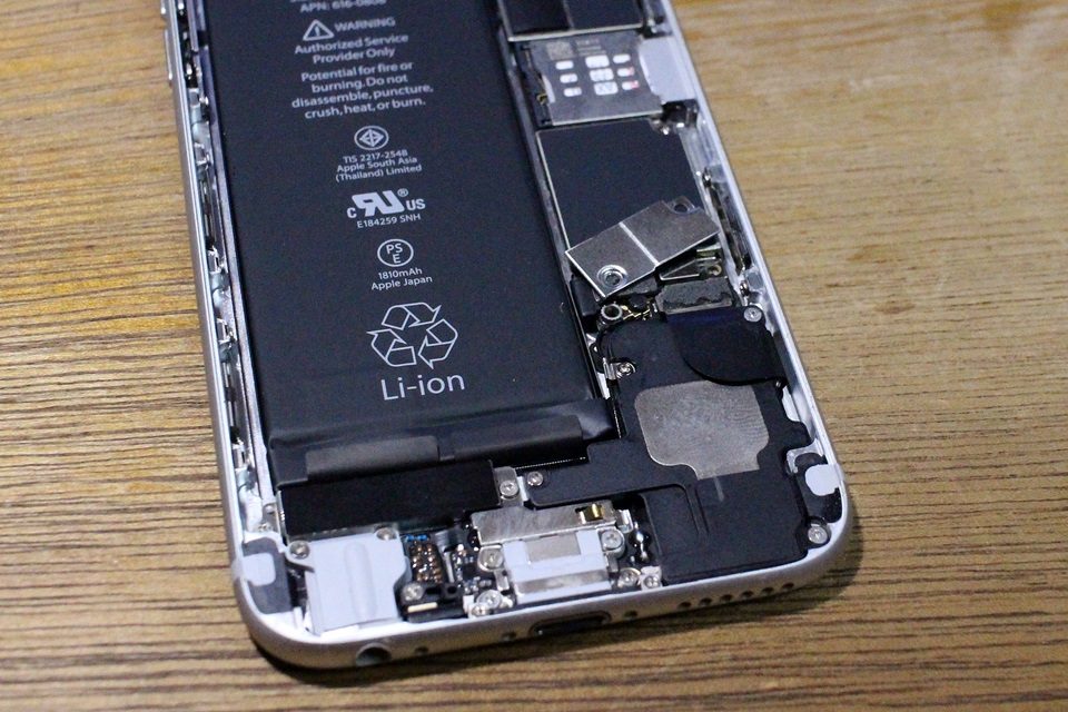 iPhone6　バッテリーケーブル固定板