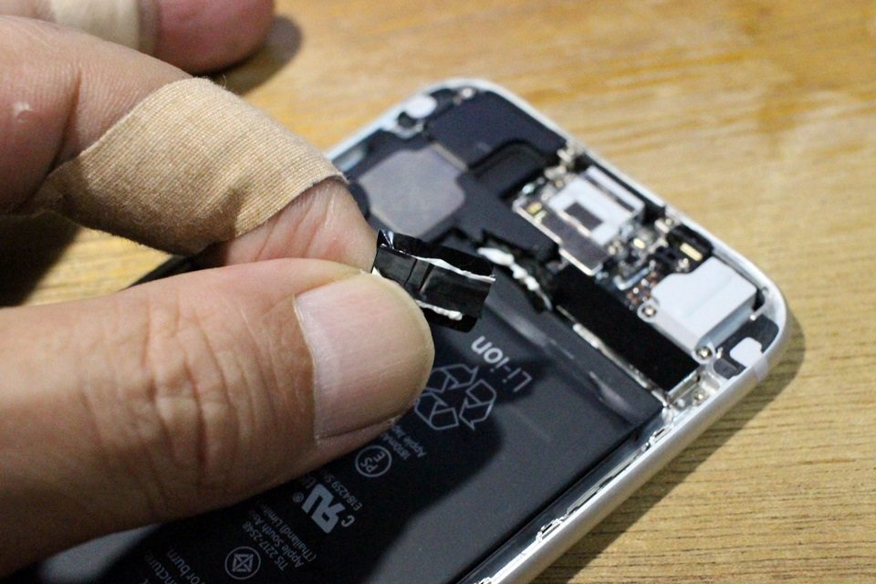 iPhone6バッテリーパック固定テープ